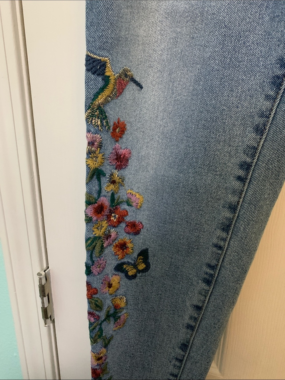 Wonderly light wash jeans with floral and hummingbird embroidery. Size 30 - Picture 4 of 7